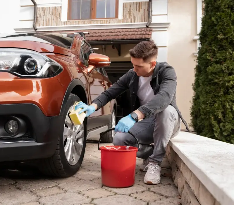 Lavage auto à domicile Beaussais-Vitré : professionnel intervenant sur un véhicule